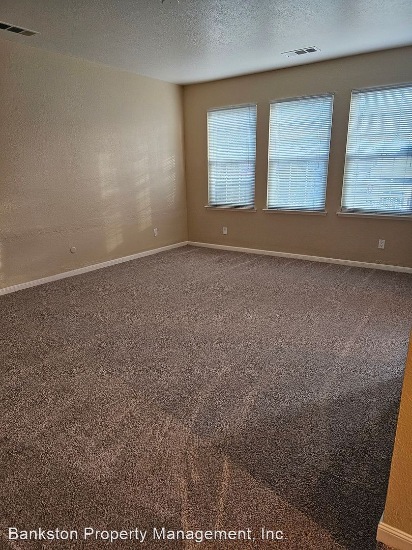 1556 East Coelho Avenue