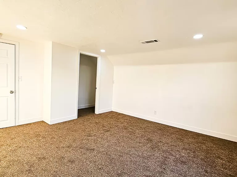 912 East Andrews Avenue