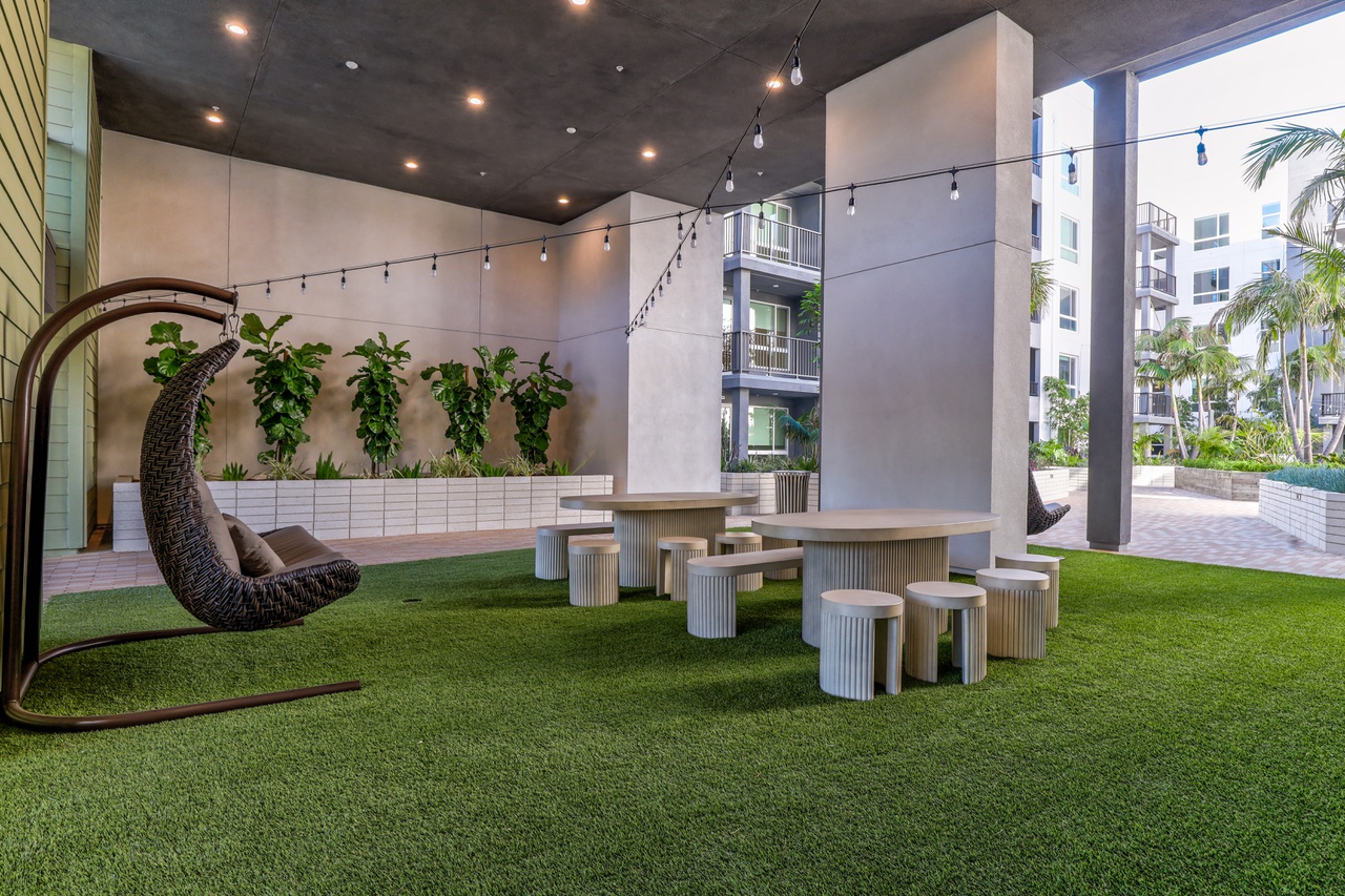 210 Santa Monica Boulevard