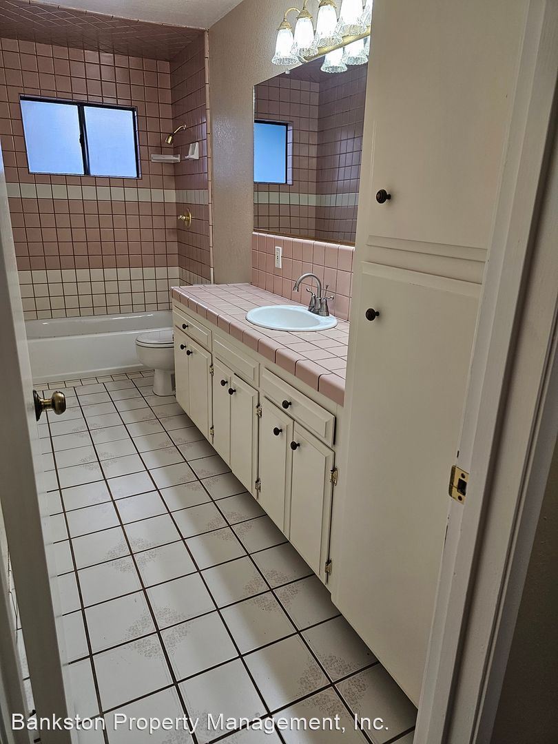 1556 East Coelho Avenue